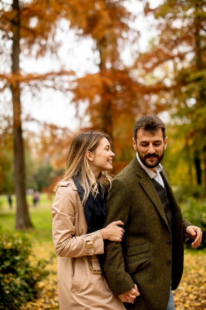 Casal jovem bonito no parque outono