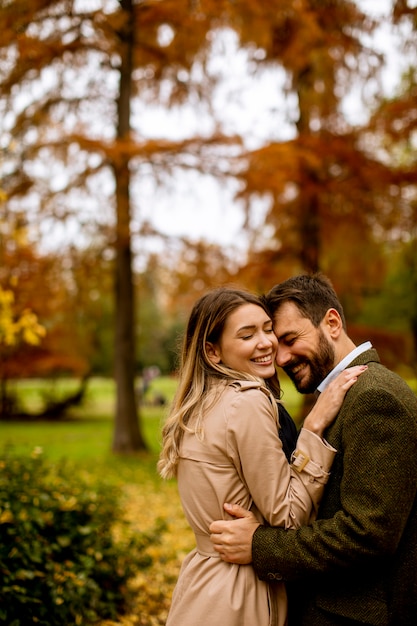 Casal jovem bonito no parque outono