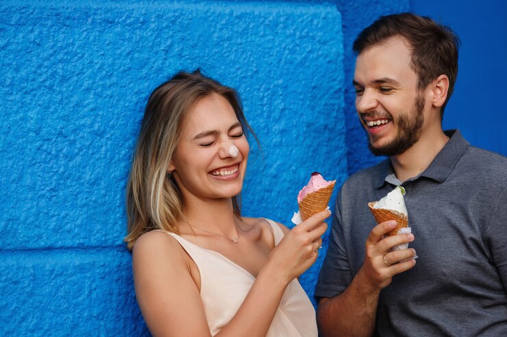 Casal jovem bonito posando ao ar livre