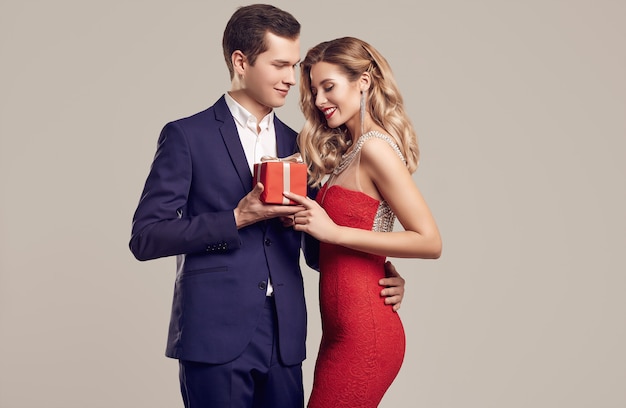 Casal jovem bonito sensual vestido com roupas formais