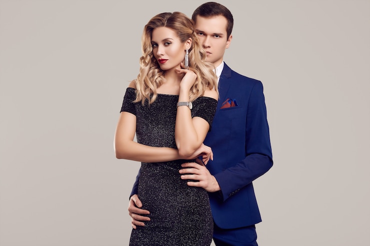 Foto casal jovem bonito sensual vestido com roupas formais