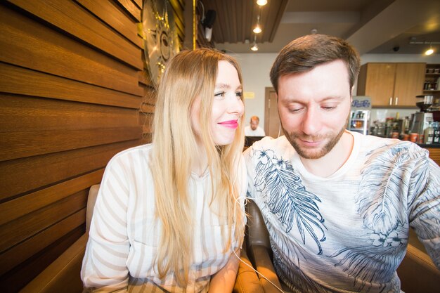 Casal jovem brincalhão engraçado fazendo careta.