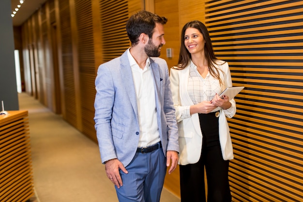 Casal jovem bussiness no escritório