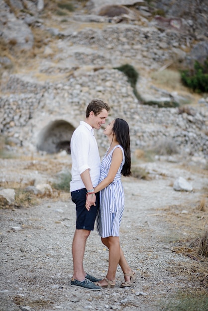 Casal jovem caminhando nas montanhas