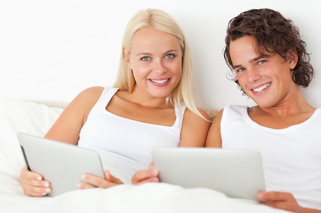 Casal jovem com tablet computadores