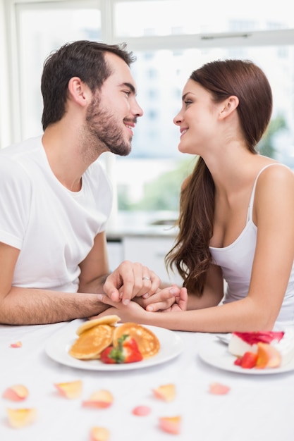 Foto casal jovem com um café da manhã romântico