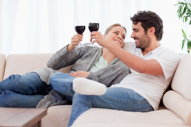 Casal jovem com um copo de vinho