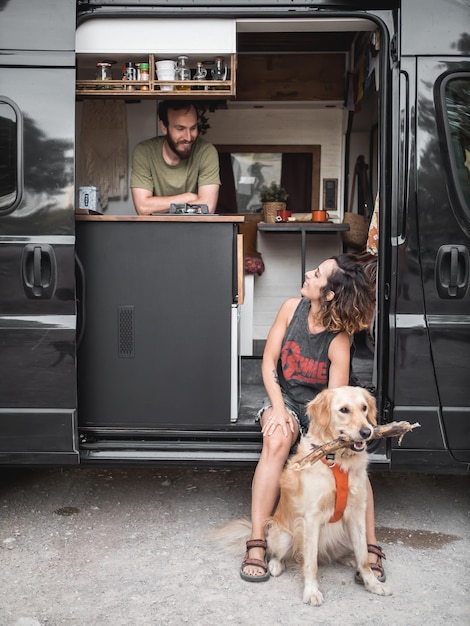 Casal jovem com van campista de cachorro