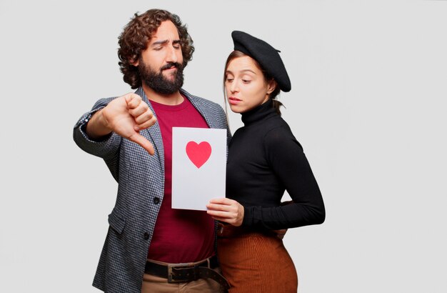 Foto casal jovem comemorando o dia dos namorados. conceito de amor