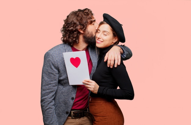 Foto casal jovem comemorando o dia dos namorados. conceito de amor