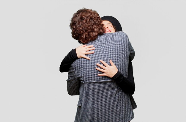 Casal jovem comemorando o dia dos namorados. conceito de amor