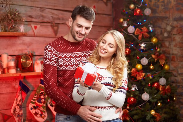 Casal jovem comemorando o natal em casa