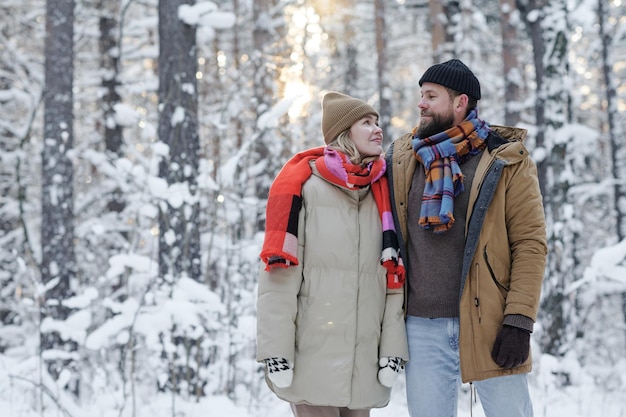 Casal jovem curtindo sua caminhada de inverno