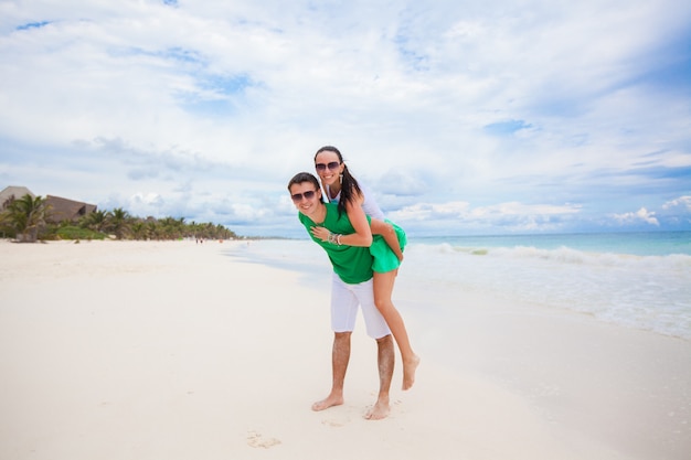 Casal jovem curtindo suas férias e se divertir em uma praia tropical