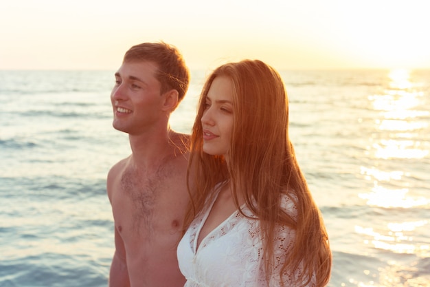 Casal jovem de férias amorosas