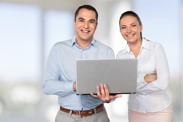 Casal jovem de negócios usando laptop em casa, compras on-line com cartão de crédito