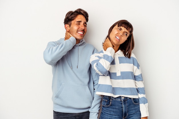 Casal jovem de raça mista, isolado no fundo branco, sofrendo de dores no pescoço devido ao estilo de vida sedentário.