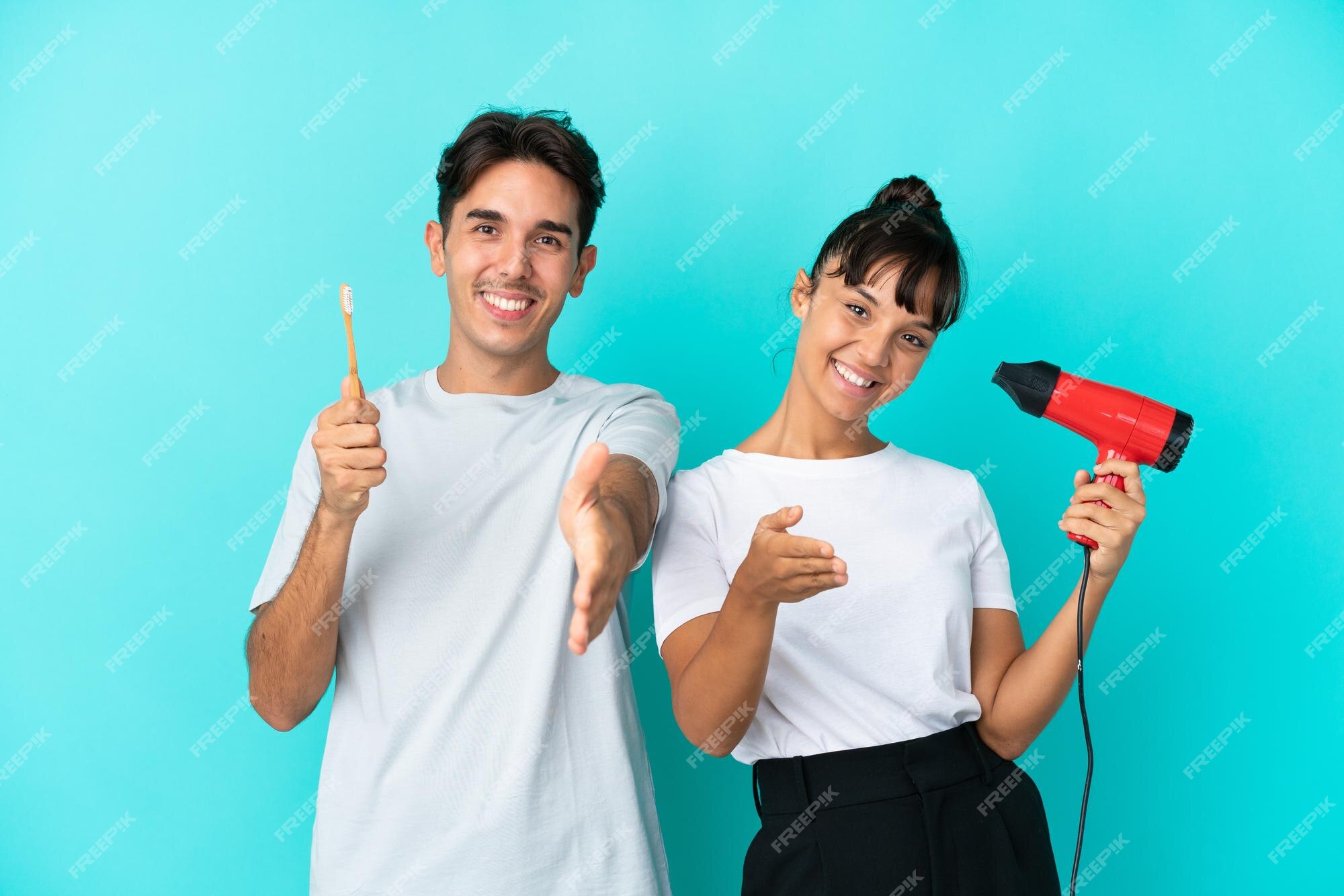 Mão segurando o secador de cabelo isolado no fundo branco