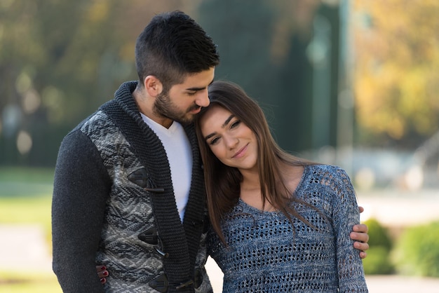 Casal jovem desfrutando na floresta de outono