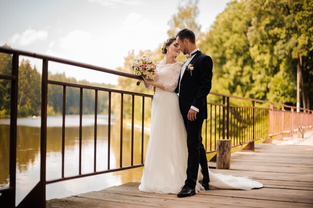 Casal jovem e atraente casamento na ponte