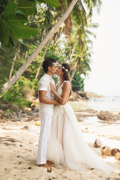 Casal jovem e bonito está comemorando casamento na praia