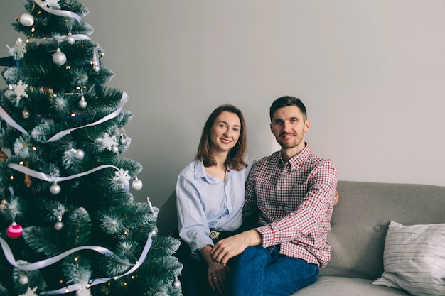 Casal jovem e decoração de Natal