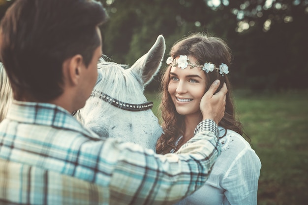 Casal jovem e feliz