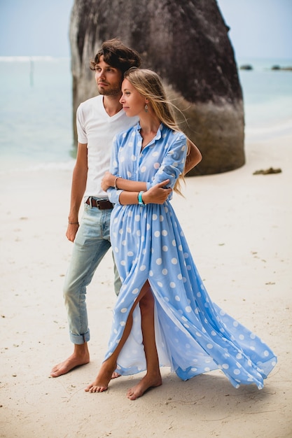 Casal jovem elegante e hippie apaixonado em uma praia tropical durante as férias