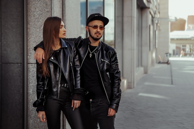 Casal jovem elegante se abraça na rua