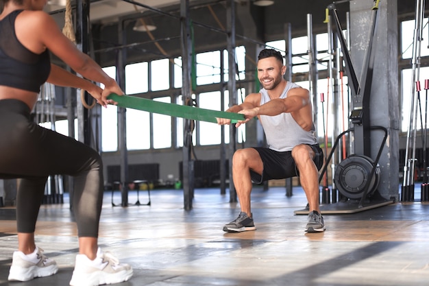 Casal jovem em forma está em boa forma.