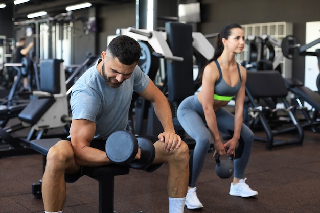 Casal jovem em forma está em boa forma.