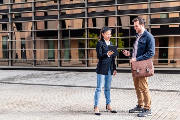 Casal jovem empresário falando de negócios