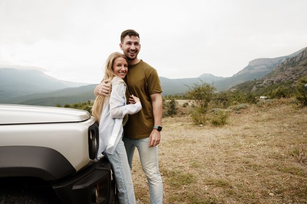 Foto casal jovem está em viagem romântica para as montanhas de carro