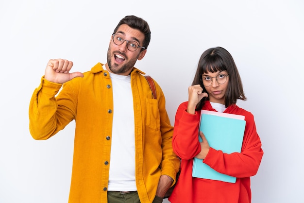 Casal jovem estudante isolado em fundo branco orgulhoso e satisfeito no conceito de amor a si mesmo