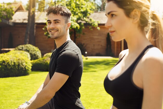 Casal jovem faz exercícios juntos ao ar livre, estilo de vida saudável
