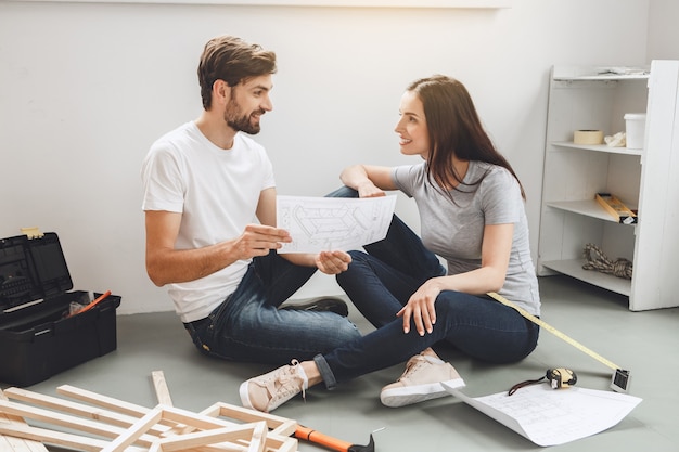 Casal jovem fazendo conserto de apartamento