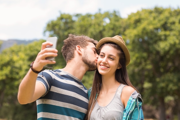 Casal jovem fazendo um selfie