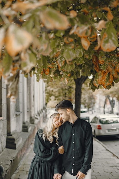 Casal jovem feliz, abraçando e beijando ao ar livre