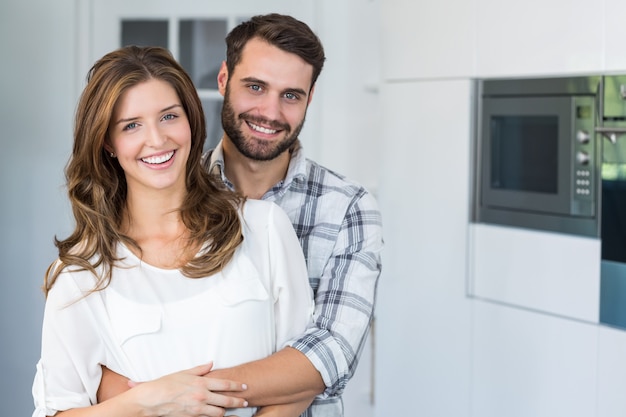 Casal jovem feliz, abraçando em casa