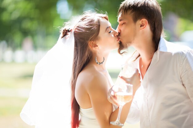 Casal jovem feliz beijando ao ar livre.