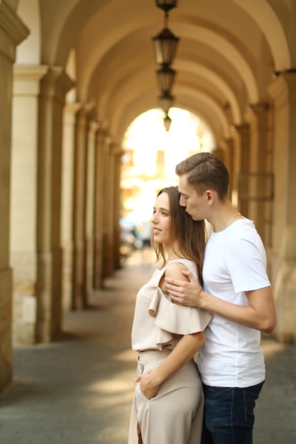 Casal jovem feliz caminhando ao ar livre na cidade velha