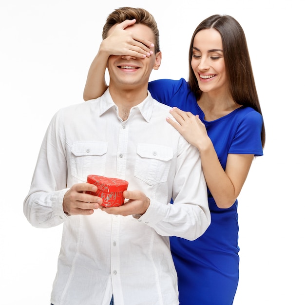 Casal jovem feliz com presente de dia dos namorados