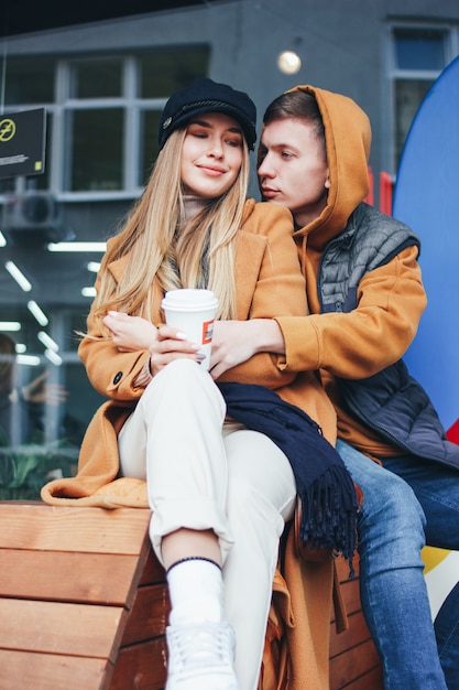 Casal jovem feliz em amigos de adolescentes amor vestidos em estilo casual, caminhando juntos na cidade rua na estação fria