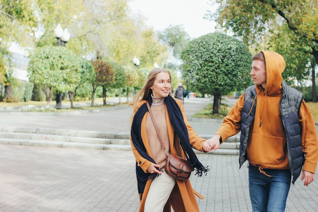 Casal jovem feliz em amigos de adolescentes amor vestidos em estilo casual, caminhando juntos na rua da cidade