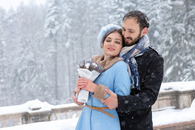 Casal jovem feliz em Winter Park. Família ao ar livre no castelo.