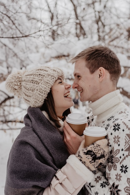 Casal jovem feliz em Winter Park se divertindo. Família ao ar livre. amar.