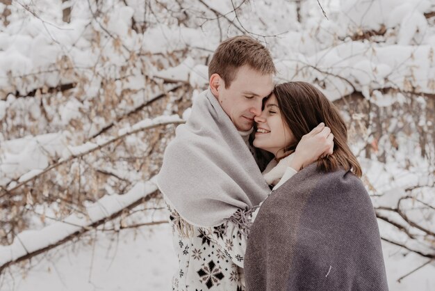 Casal jovem feliz em Winter Park se divertindo. Família ao ar livre. amar.