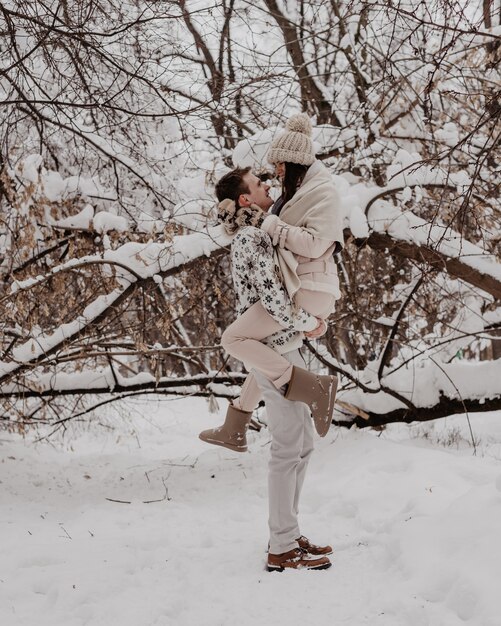 Casal jovem feliz em Winter Park se divertindo. Família ao ar livre. amar.