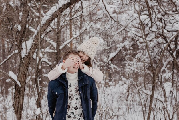 Casal jovem feliz em winter park se divertindo. família ao ar livre. amar.