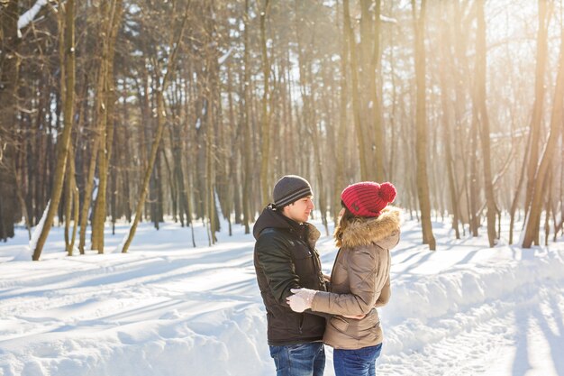 Casal jovem feliz em Winter Park se divertindo. Família ao ar livre. amor